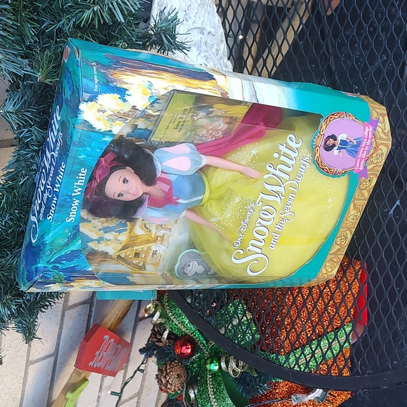 1992 Disneys Snow White Barbie - Picture 2 of 8